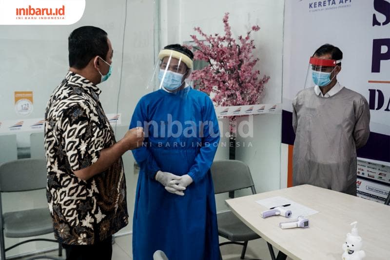 Hendi juga berkonsultasi langsung dengan petugas kesehatan. (Inibaru.id/ Audrian F)<br>