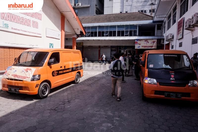 Armada pengiriman menngunakan mobil dan motor. (Inibaru.id/ Audrian F)<br>