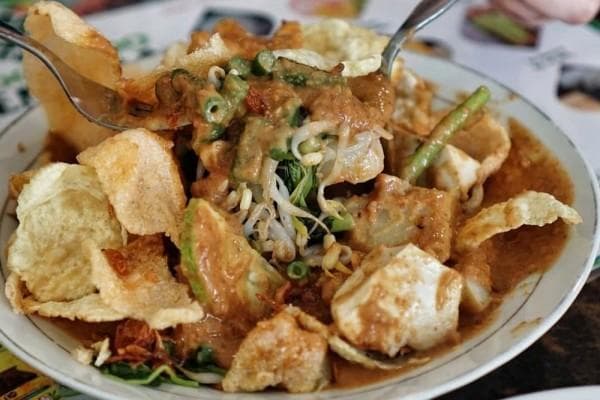 Nikmatnya makan gado-gado (Instagram.com/sbykulinerinfo)