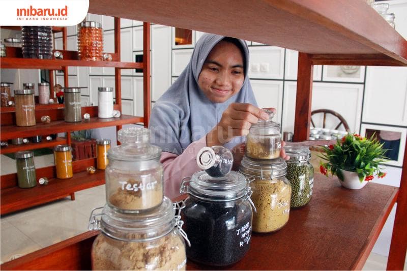 Pembeli sedang memilih produk di Life &amp; Co, bulk store pertama di Kota Semarang. (Inibaru.id/ Triawanda Tirta Aditya)<br>