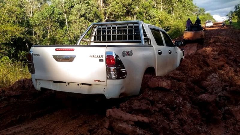 Mobil keren di Papua biasa dijadikan angkutan orang atau barang untuk menerjang medan yang berat (Youtube/Harry KotaRusa)