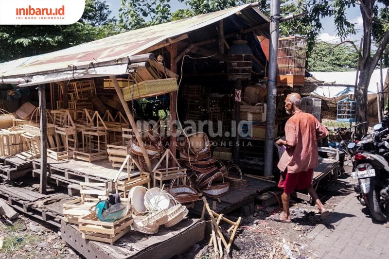 Pengrajin keranjang parsel di Pasar Kobong, Kota Semarang. (Inibaru.id/ Audrian F)<br>