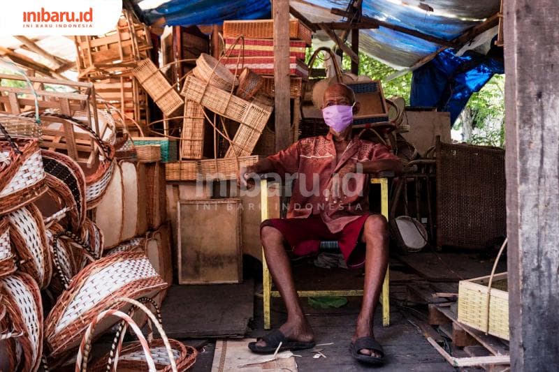 Sadiyo sudah bertahun-tahun lamanya membuat keranjang parsel. (Inibaru.id/ Audrian F)<br>