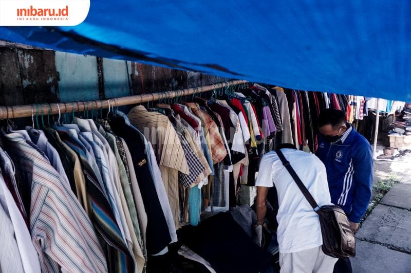 Bagi mereka yang berkantong tipis, awul-awul adalah surga fesyen. (Inibaru.id/ Audrian F)<br>