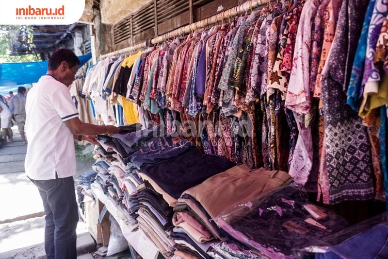 Edi Purwanto, sudah turun-temurun menjadi pedagang awul-awul. (Inibaru.id/ Audrian F)<br>