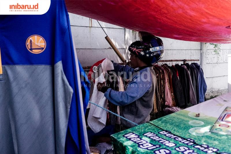 Dalam mendapatkan stok dagangan, para pedagang memiliki cara yang beragam. Begipula dengan penjualannya. (Inibaru.id/ Audrian F)<br>