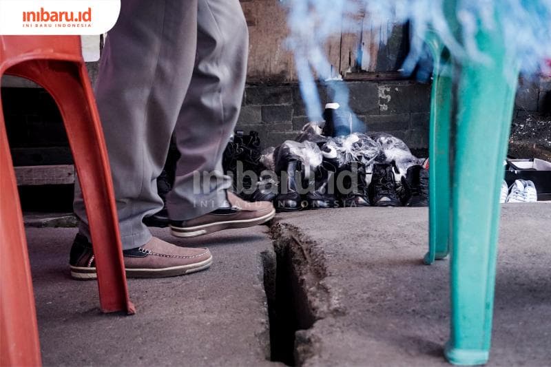 Nggak cuma pakaian, ada sepatu juga yang diperjualbelikan. (Inibaru.id/ Audrian F)<br>