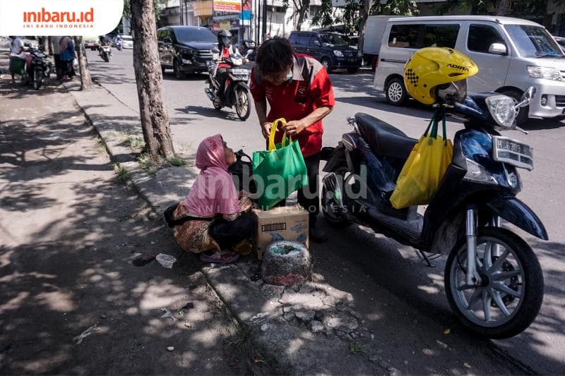 Totok membawa sembako dengan motornya. (Inibaru.id/ Audrian F)<br>