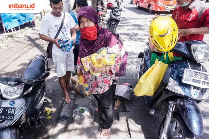 Para pedagang awul-awul membawa sembako yang diinginkannya. (Inibaru.id/ Audrian)<br>