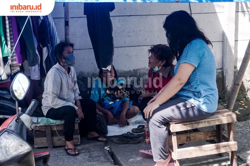 Transaksi penukaran antara sembako dengan pakaian. (Inibaru.id/ Audrian F)<br>