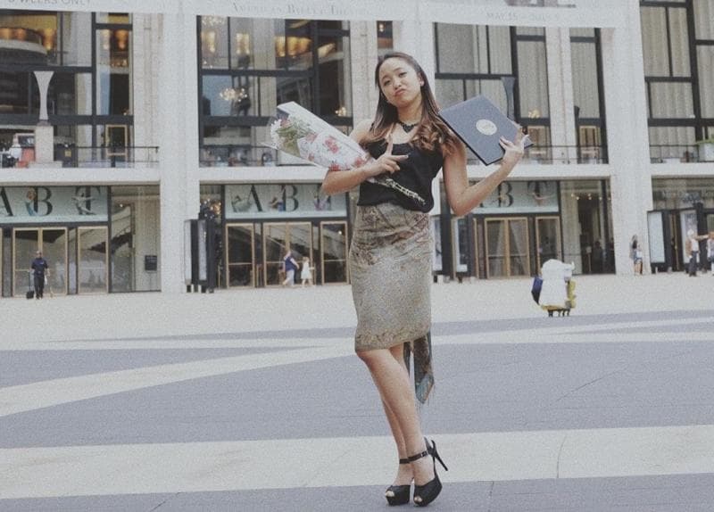 Potret Dita Karang saat diwisuda di American Musical and Dramatic Academy, Amerika Serikat. (Instagram/@ditakarang)