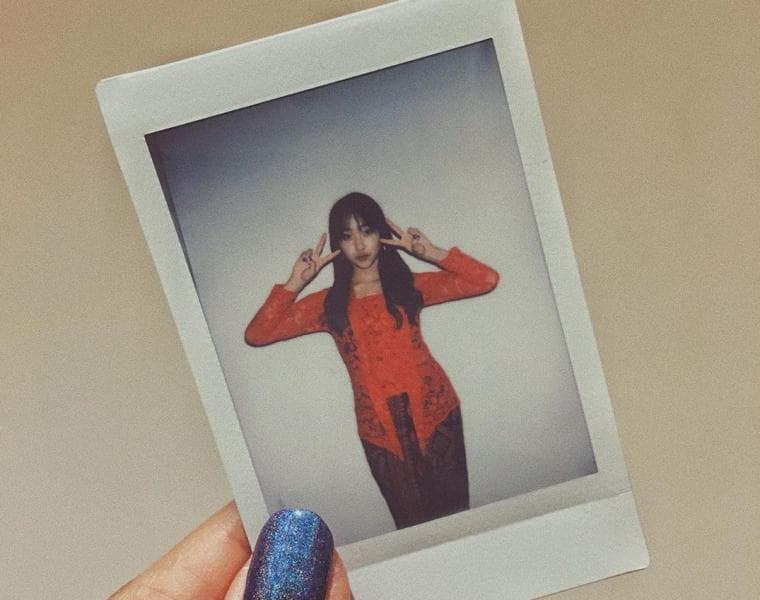 Foto Dita Karang saat memakai kebaya lengkapdengan jarik batik. (Instagram/@ditakarang)