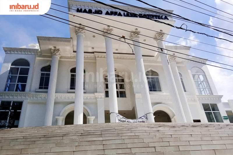 Puluhan anak tangga dan pilar besar menyambutmu. (Inibaru.id/ Zulfa Anisah)