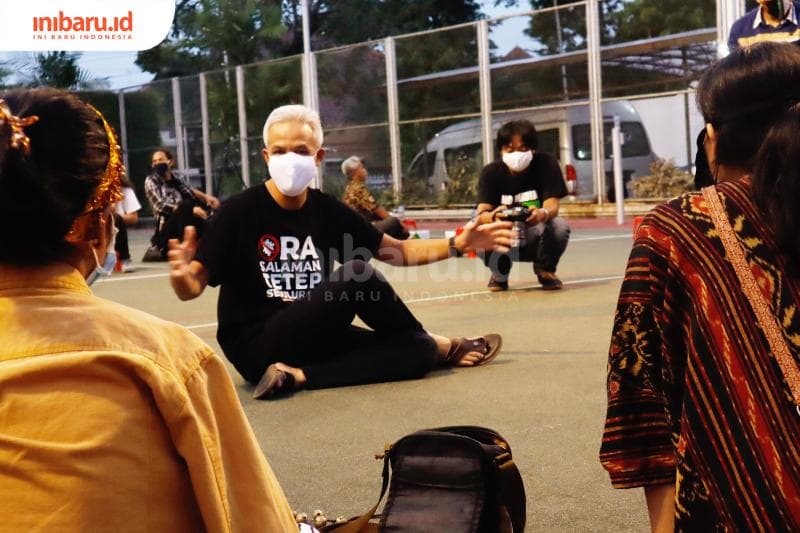 Gubernur Jawa Tengah Ganjar Pranowo menyempatkan mengobrol dengan para seniman yang tampil di Panggung Kahanan. (Inibaru.id/ Gregorius Manurung)