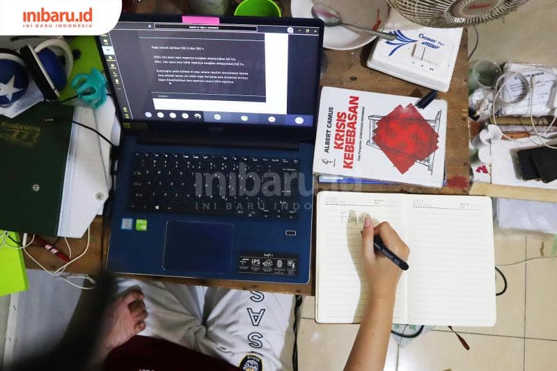 Menurut Syarif, di tengah keluangan waktu seperti sekarang, orang akan banyak melakukan kegiatan 'kurang penting', seperti belajar filsafat. (Inibaru.id/ Gregorius Manurung)