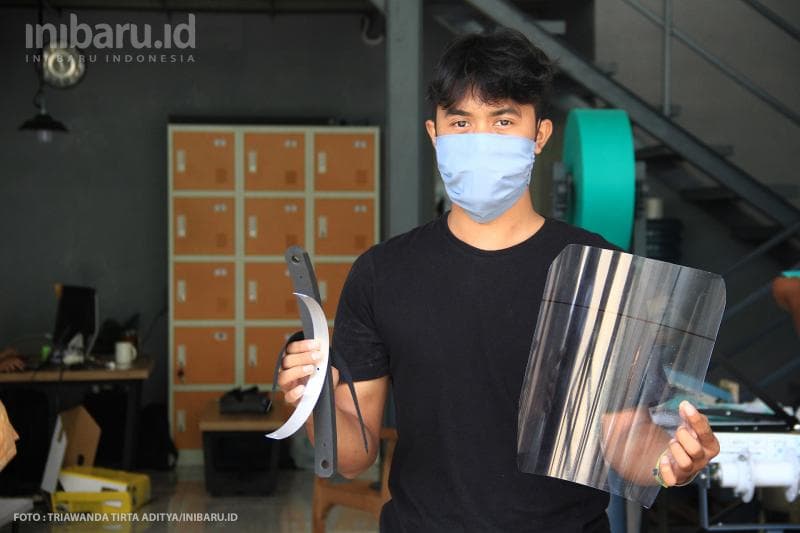 Pekerja menunjukkan bahan-bahan yang digunakan dalam pembuatan face shield.