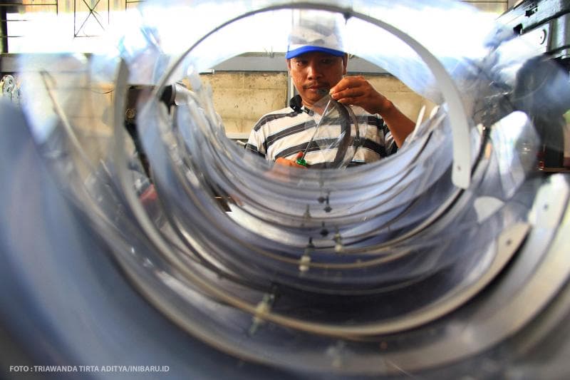 Pekerja merakit spoon, alumunium, dan mika.