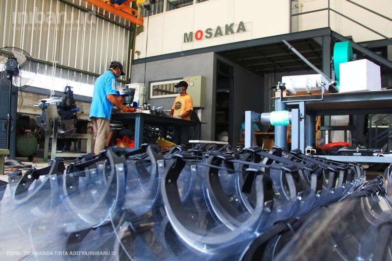 Suasana tempat produksi face shield buatan Undip.