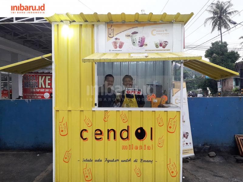 Meski hujan, kedai tetap buka untuk kamu cendol mania. (Inibaru.id/ Dyana Ulfach)