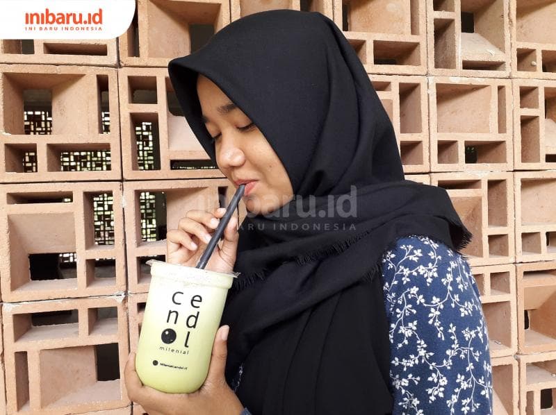 Mencicipi cheese cream rasa green tea yang bikin meleleh. (Inibaru.id/ Dyana Ulfach)