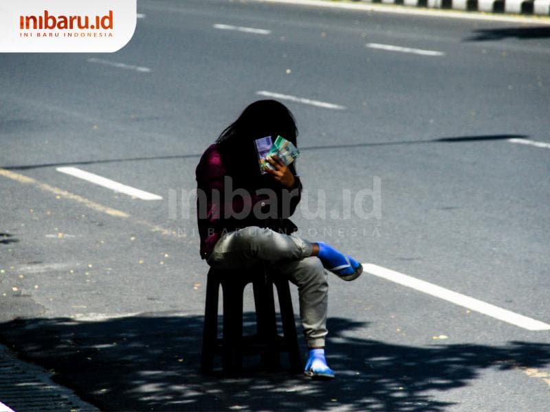 Meskipun hasilnya tampak menggiurkan, risiko menjadi penyedia jasa tukar uang jalanan sungguh besar. (Inibaru.id/ Audrian F)<br>