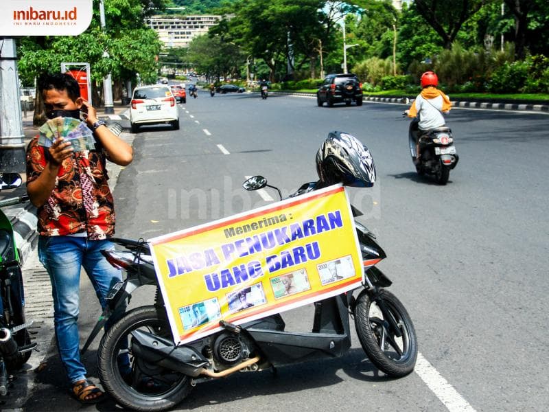 Kalau sedang apes, penyedia jasa tukar  uang jalanan ada yang sampai dihipnotis. Sontak puluhan juta pun langsung raib. (Inibaru.id/ Audrian F)<br>