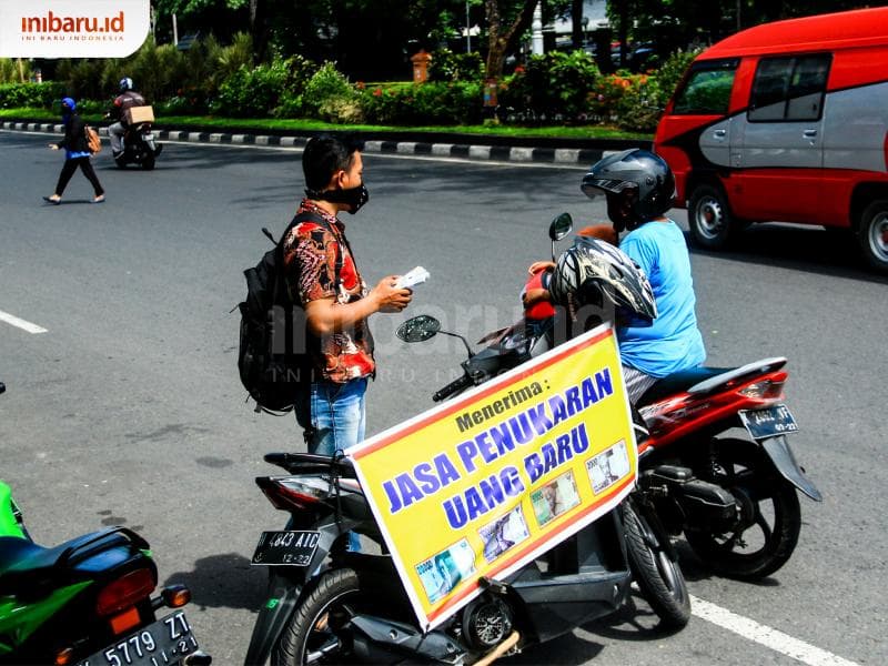 Misbachul Munir, penyedia jasa tukar uang jalanan yang beberapa kali lupa mengambil uang yang ditukar dari pelanggan. Alhasil, dia sempat rugi banyak. (Inibaru.id/ Audrian F)<br>