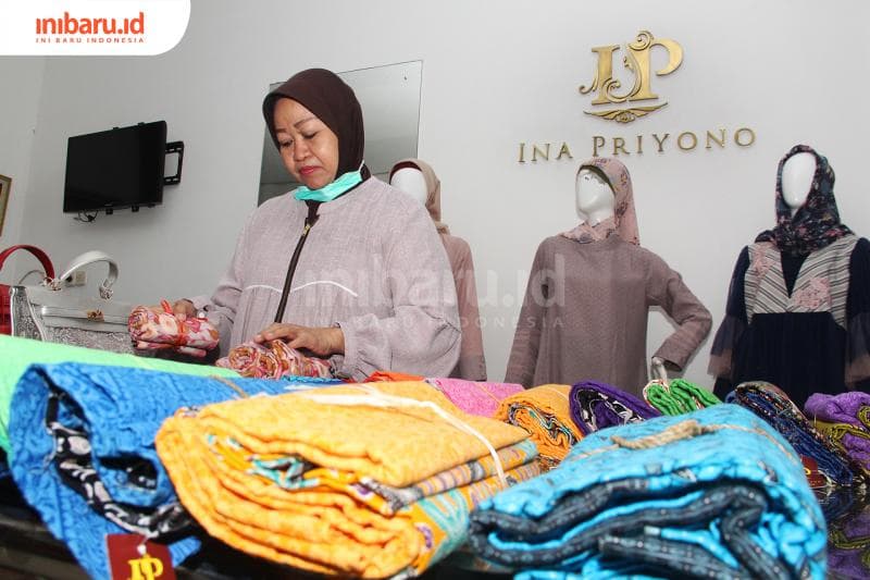 Meski Lebaran 2020 diprediksi nggak seheboh tahun-tahun sebelumnya, Ina tetap mengeluarkan koleksinya. (Inibaru.id/ Triawanda Tirta Aditya)<br>