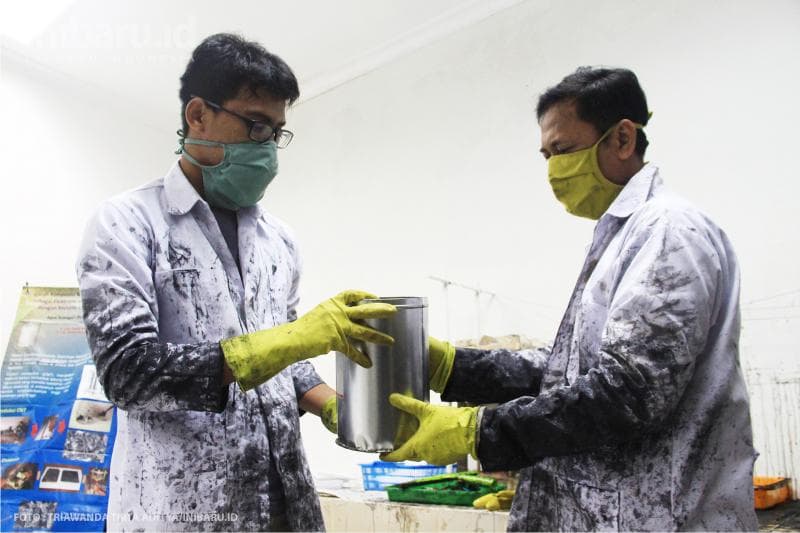 Peneliti mengangkat hasil olahan yang diberi nama Liquid Nanofilter.