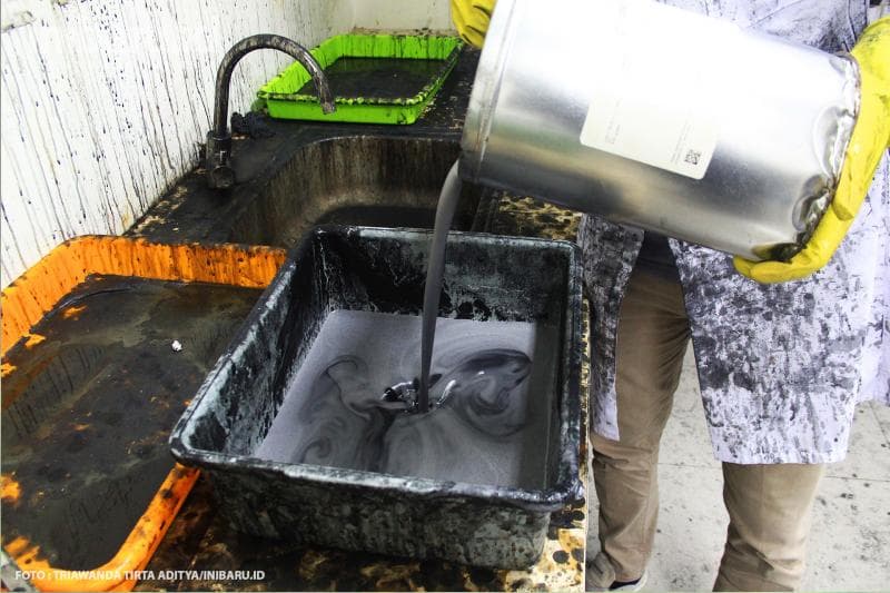 Peneliti menuangkan Liquid Nanofilter.