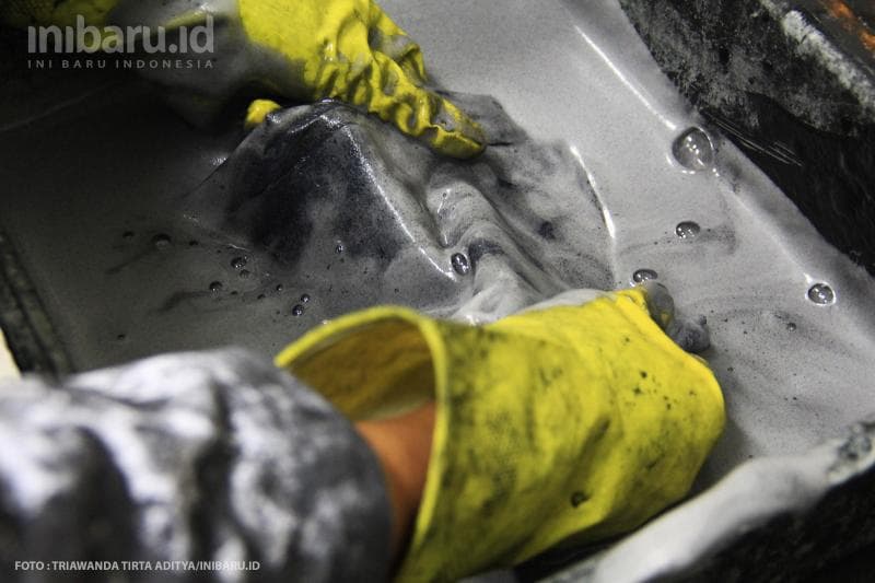 Kain kapas direndam ke dalam Liquid Nanofilter.