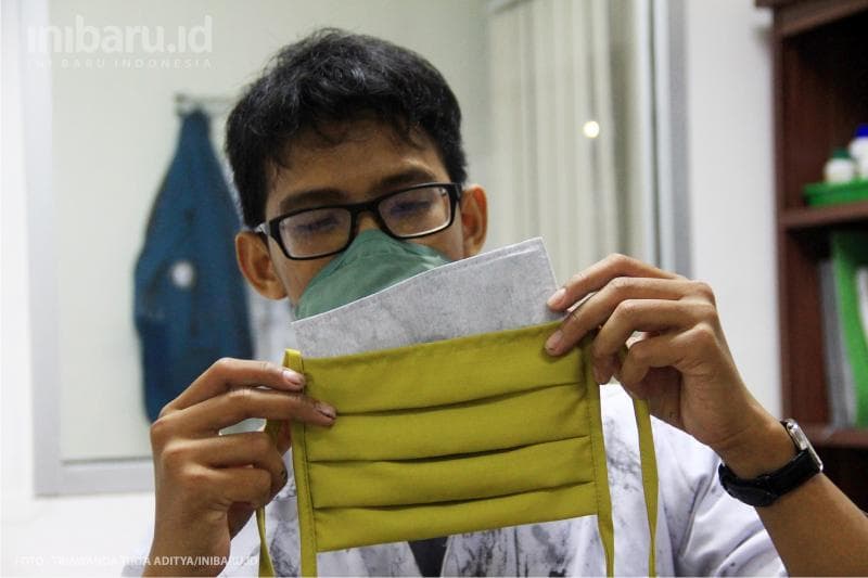 Peneliti menunjukkan hasil masker nanofilter yang siap dipakai tenaga medis.
