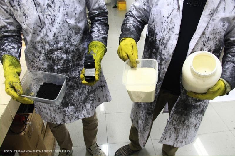 Peneliti menunjukkan empat bahan dasar yang digunakan dalam pembuatan masker nanofilter.