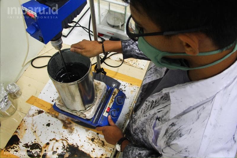 Peneliti mengolah bahan dasar nanofilter.