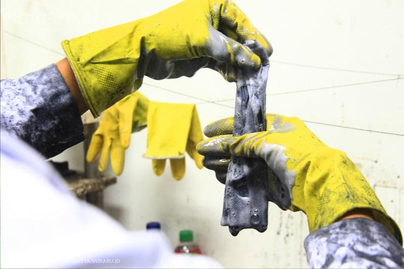 Kain kapas yang sudah direndam, kemudian diperas perlahan.