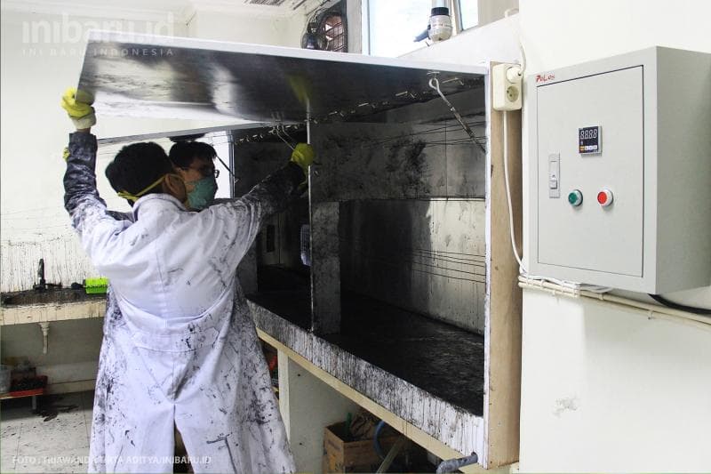 Kain kapas yang telah direndam dan diperas, dimasukkan ke dalam mesin pengering.