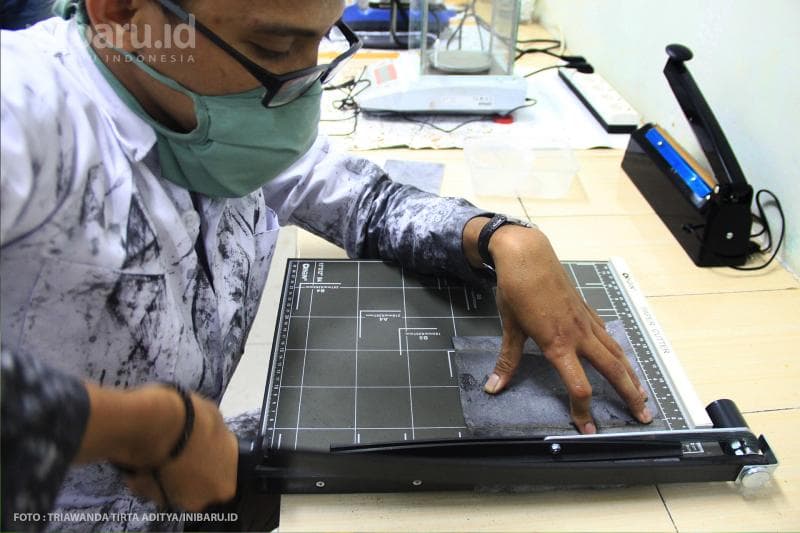 Kain kapas yang sudah dikeringkan, di potong sesuai dengan ukuran masker.