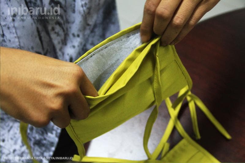 Kain kapas yang sudah mengandung nanofilter dimasukkan ke dalam masker.