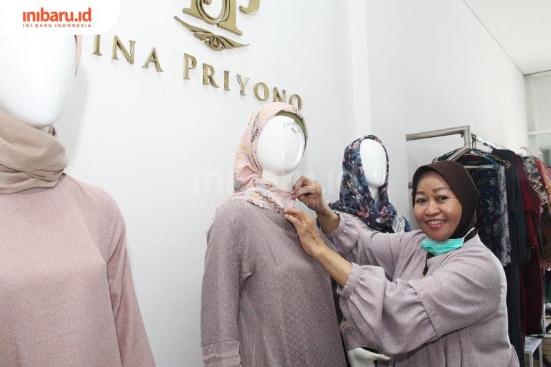 Dia dikenal sebagai desainer baju muslim perempuan di Kota Semarang. (Inibaru.id/ Triawanda Tirta Aditya)