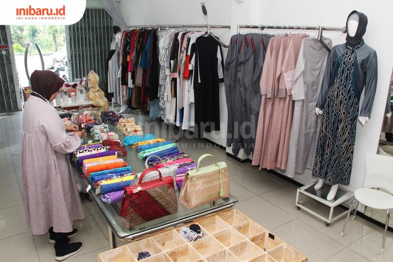 Selama corona, Ina harus menutup butik dan hanya melayani pembelian online. (Inibaru.id/ Triawanda Tirta Aditya)