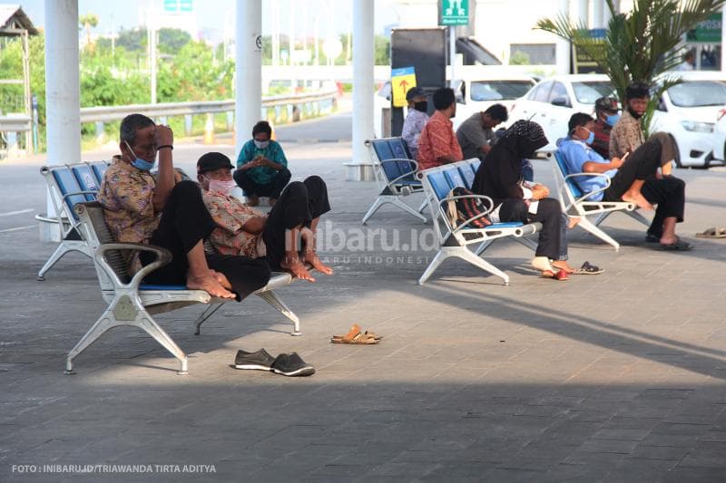Sopir taksi bandara meratapi nasib karena tidak ada penumpang yang bisa mereka angkut.
