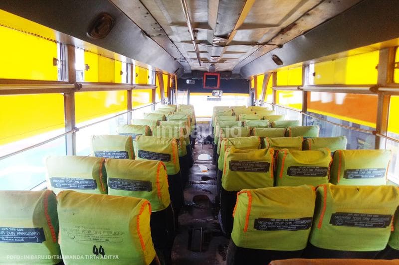 Suasana kosong tanpa penumpang di dalam bus antar kota yang ada di Terminal Penggaron.