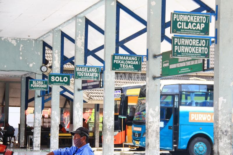 Sopir bus dengan tatapan kosongnya menunggu kedatangan penumpang di Terminal Penggaron.