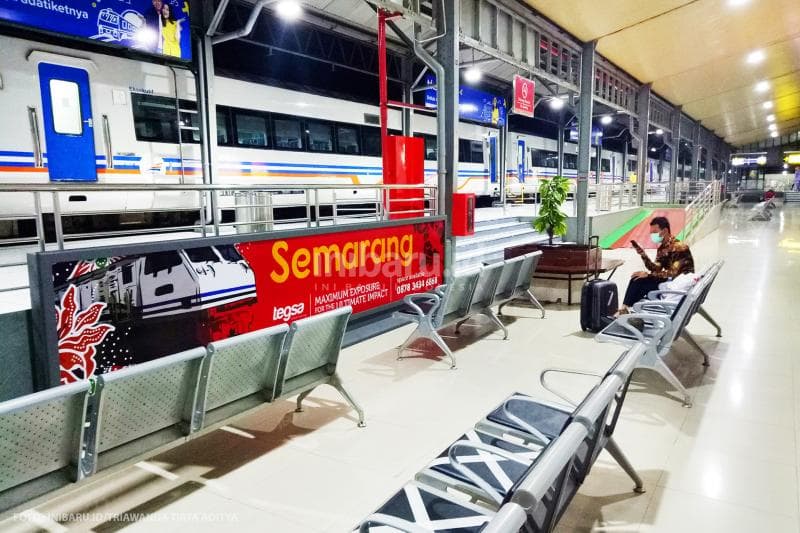 Calon penumpang menunggu keberangkatan Kereta Api sendirian di Stasiun Tawang.