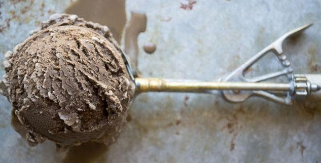 Lemak dalam susu akan menghasilkan tekstur yang halus dan lembut pada es krim. (theviewfromgreatisland.com)