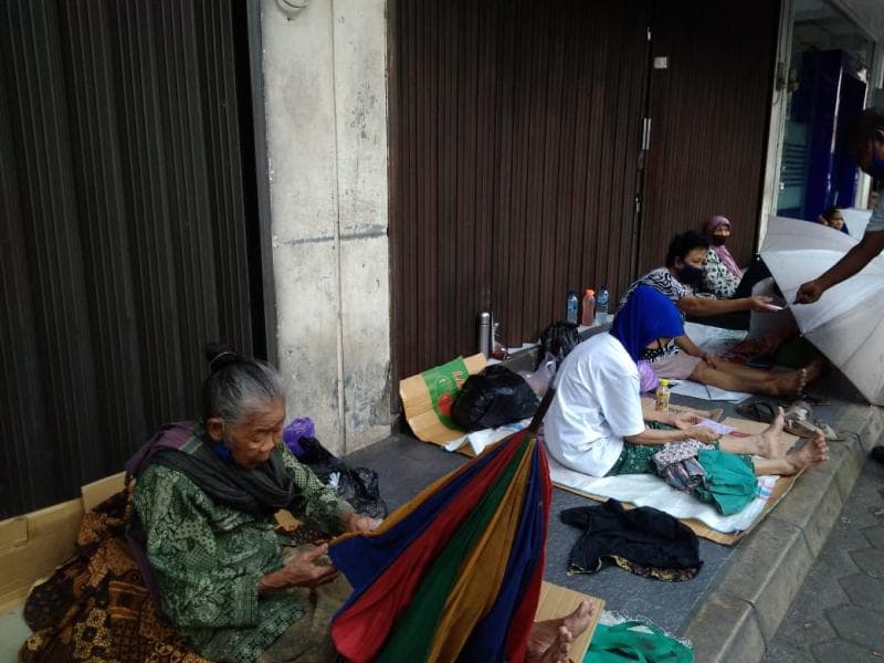 Para  buruh gendong perempuan di Pasar Beringharjo Yogyakarta. (Dok. Wulan Agustina Pamungkas)<br>