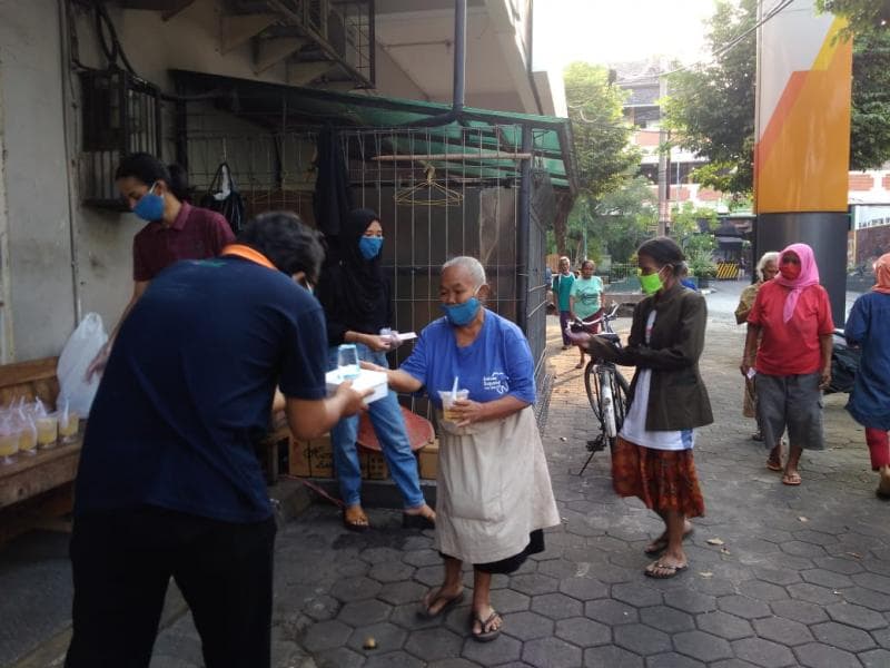 Perempuan buruh gendong menerima bantuan makanan dari hasil solidaritas Perempuan Bantu Perempuan. (Dok. Wulan Agustina Pamungkas)