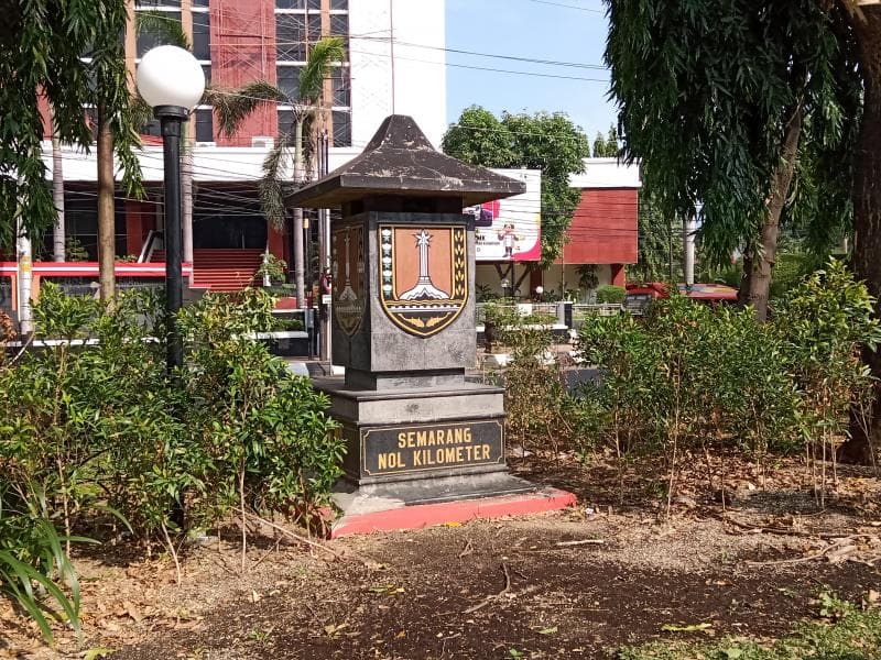 Tugu Nol Kilometer Semarang letaknya agak tersembunyi. (Inibaru.id/ Zulfa Anisah)