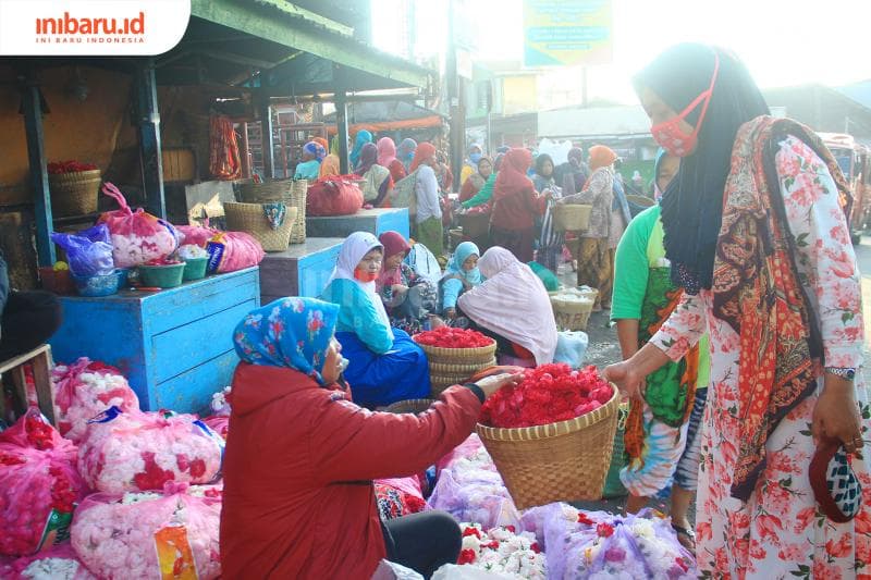 Suasana jual beli di pasar Bandungan. (Inibaru.id/ Zulfa Anisah)