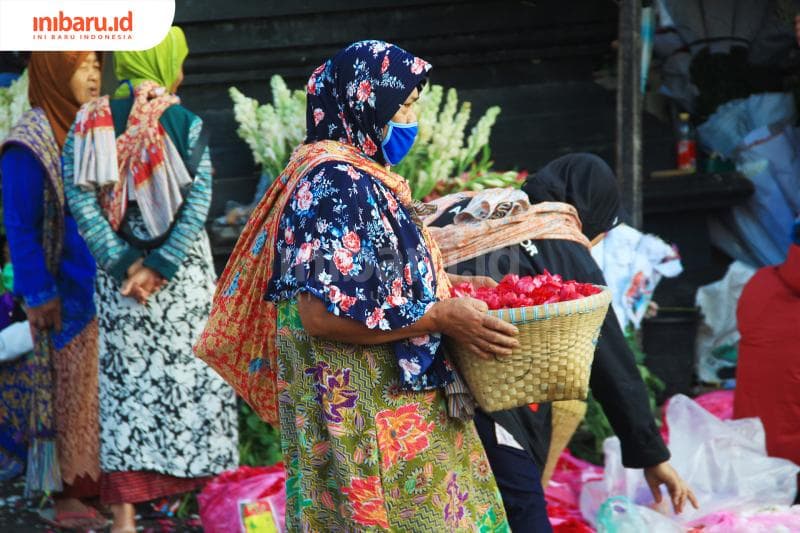 Petani bunga yang mengantongi sedikit uang karena harga anjlok. (Inibaru.id/ Zulfa Anisah)